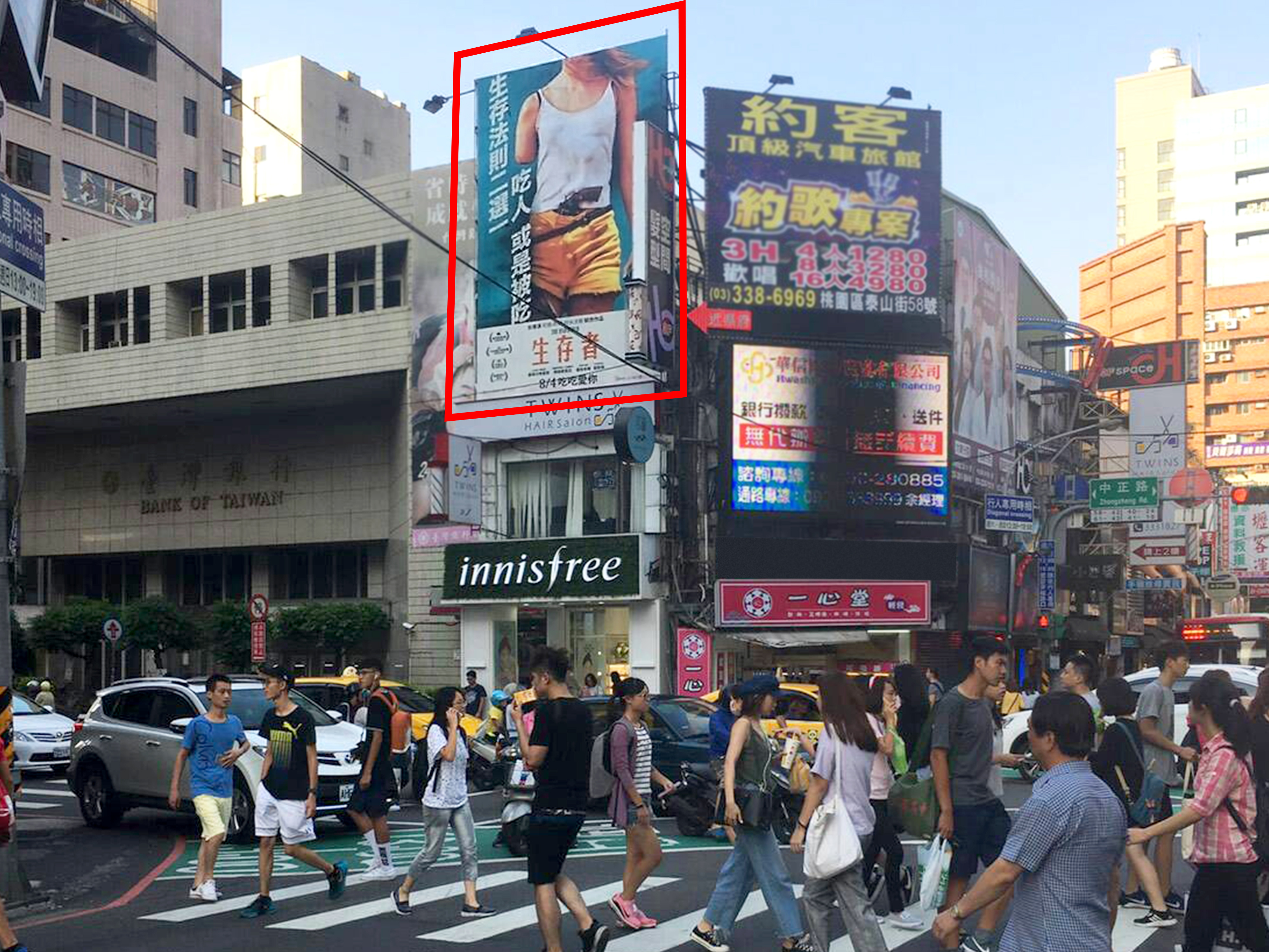 桃園站前商圈看板(統領百貨前) B版-0-刊登類型:電影宣傳